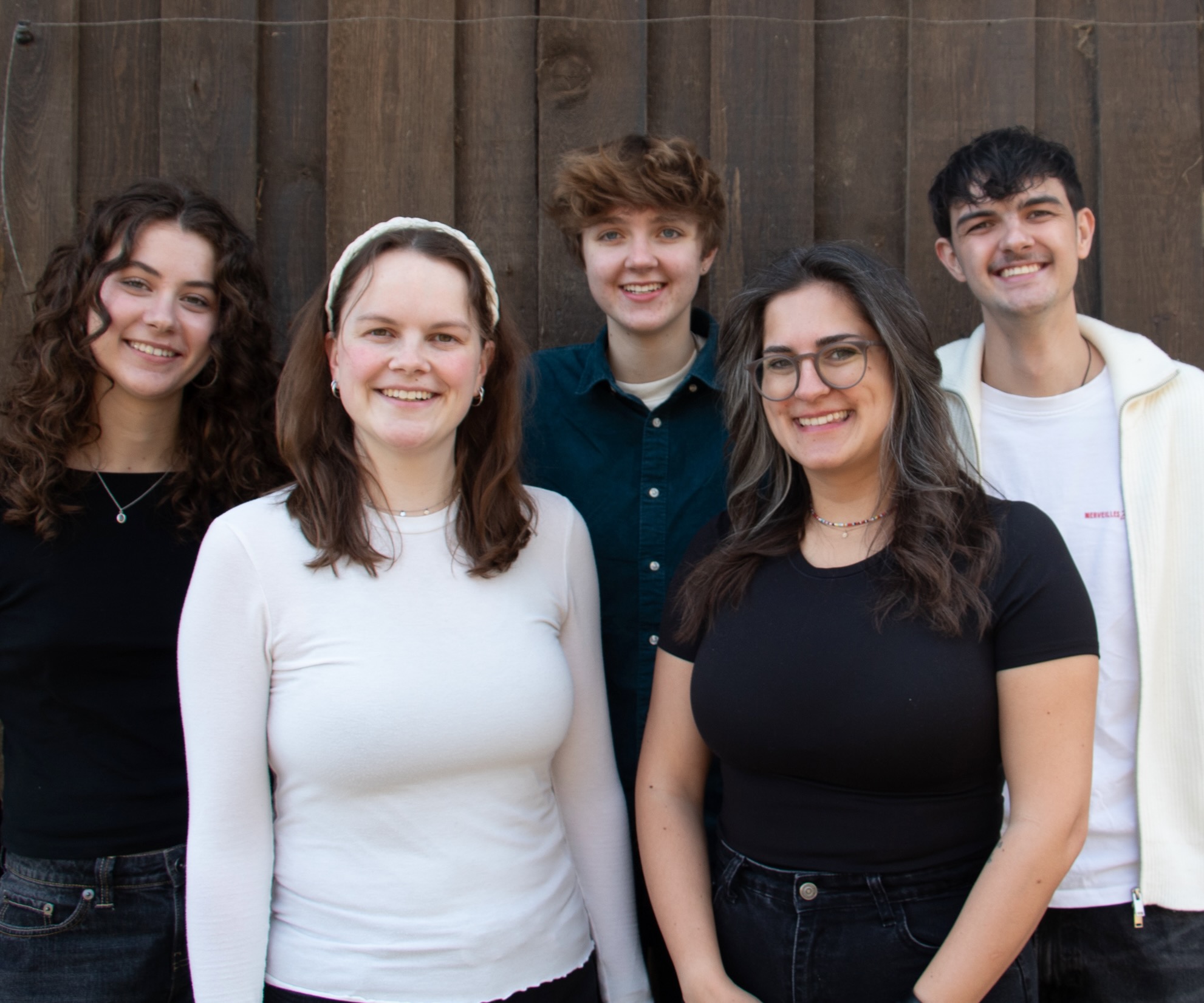 Ständiger Ausschuss des Medienstudierendenvereins, insgesamt fünf Person, welche in die Kamera grinsen 